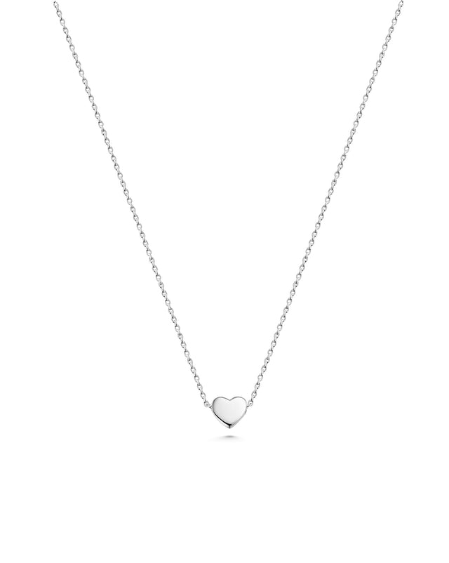 halsband med litet silverhjärta i kedja.