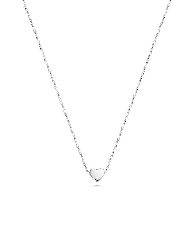 halsband med litet silverhjärta i kedja.