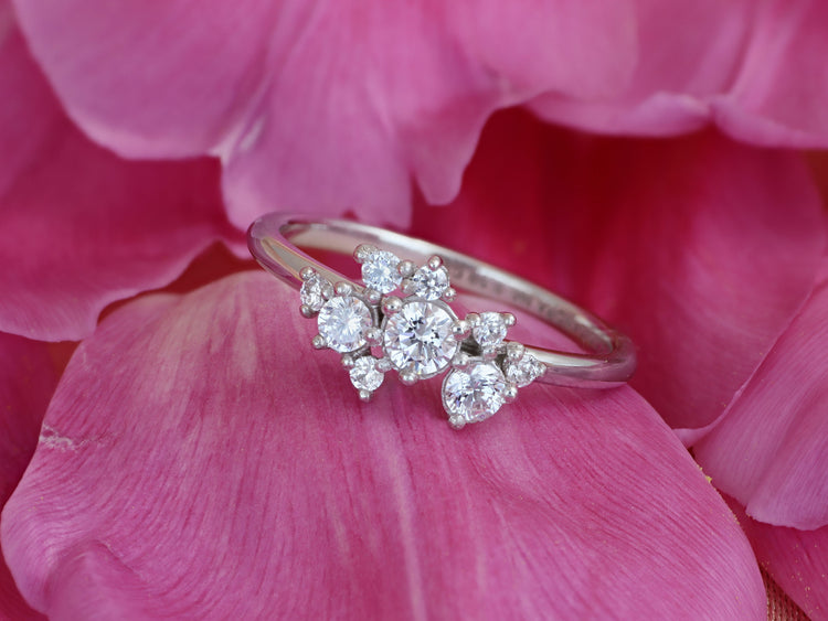 Diamantring med flera diamanter i olika storlekar.