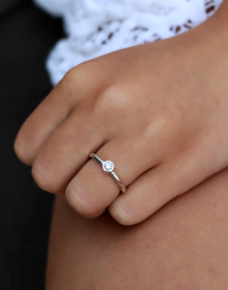 Minou Trau- / Verlobungsring, Solitärring 0,10 ct Diamant