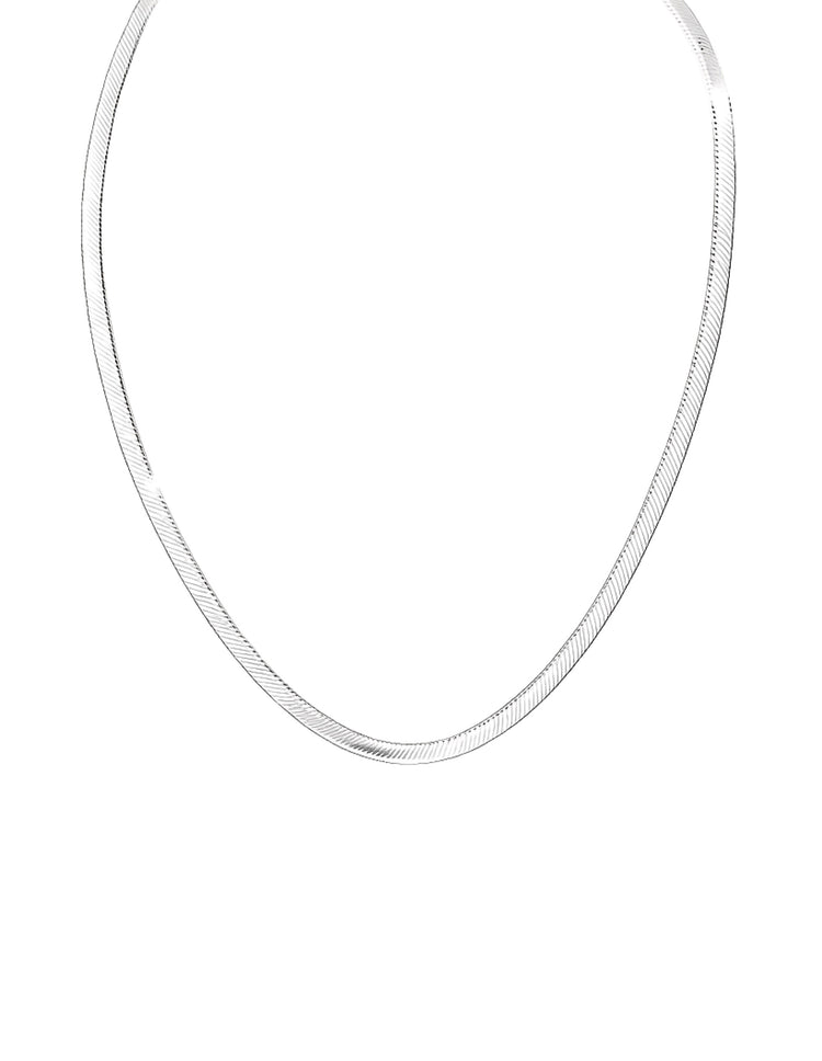 Halsband med platt silverkedja av modell Snake Chain. 3 mm bred.