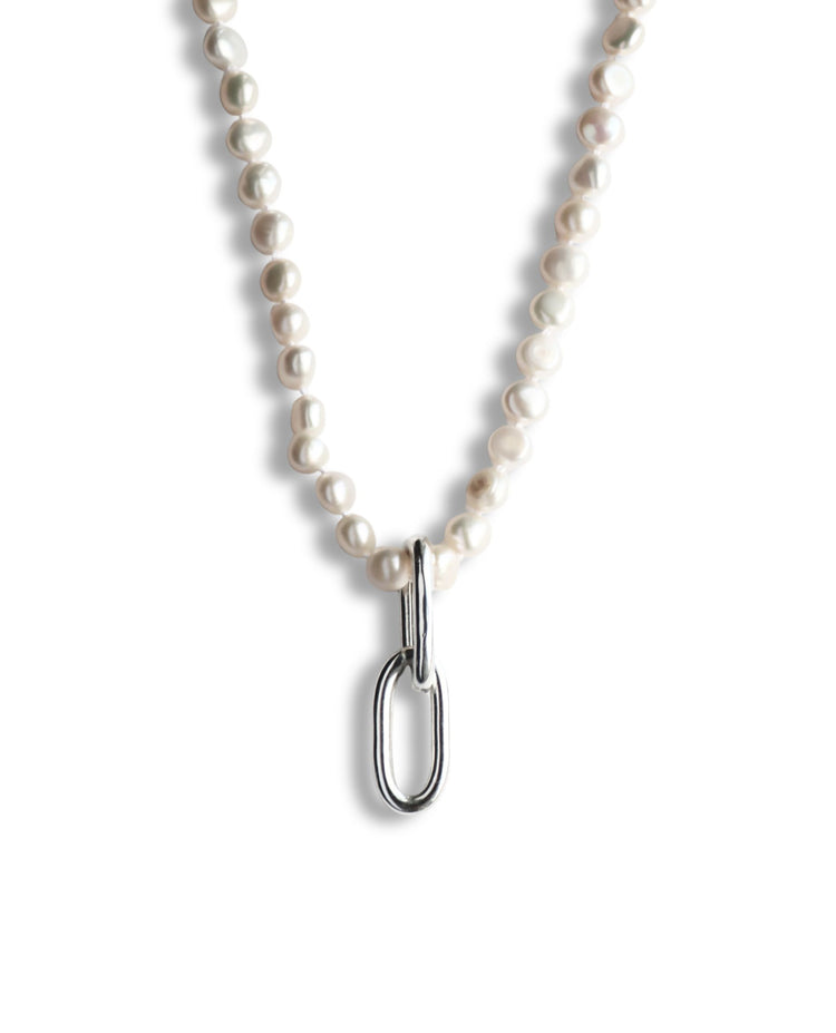 Pärlhalsband med silverlänkar.