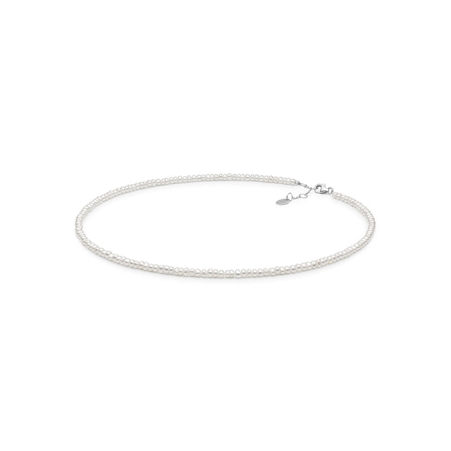 Pärlhalsband med små vita pärlor. Kort choker halsband.