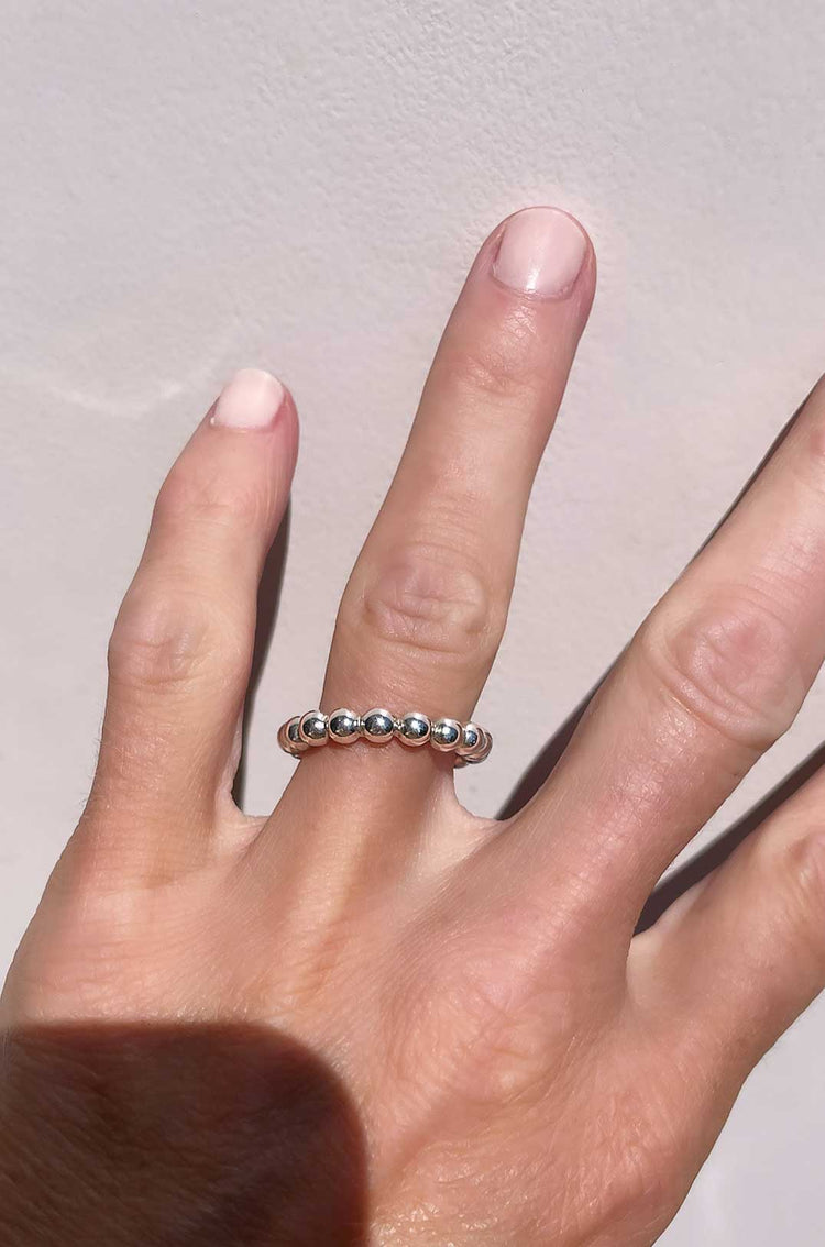 Silverring med kulor.