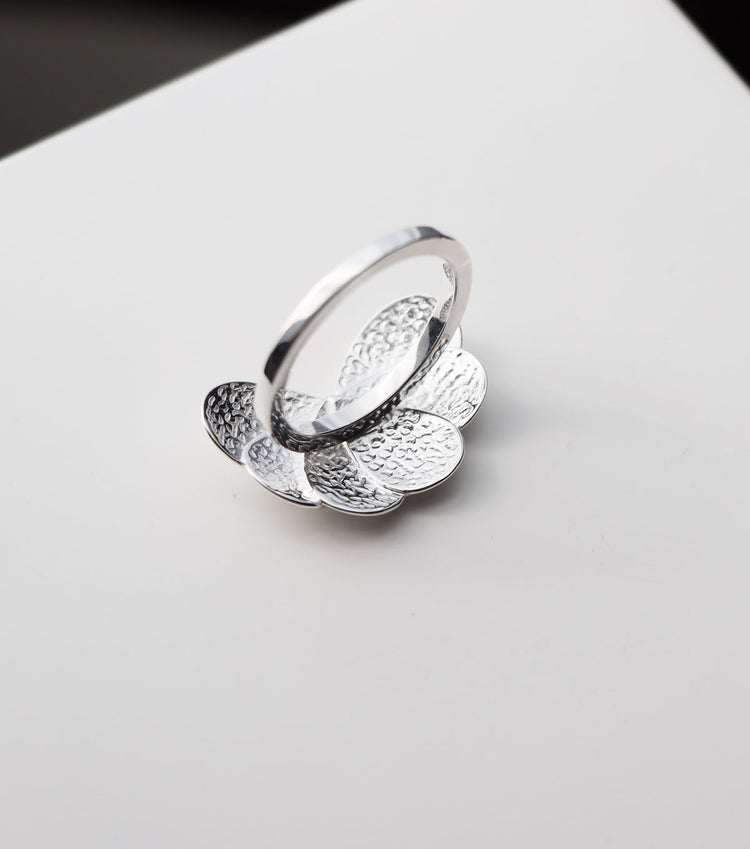 Baksidan av silverringen är hamrad.