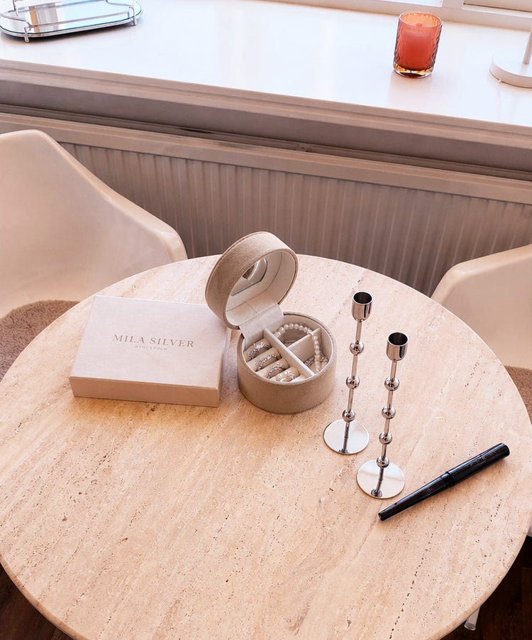 Runt smyckeskrin för resor. Beige sammet med spegel i locket.