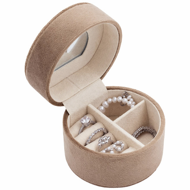 Runt smyckeskrin, litet för resor. Beige sammet med spegel i locket.