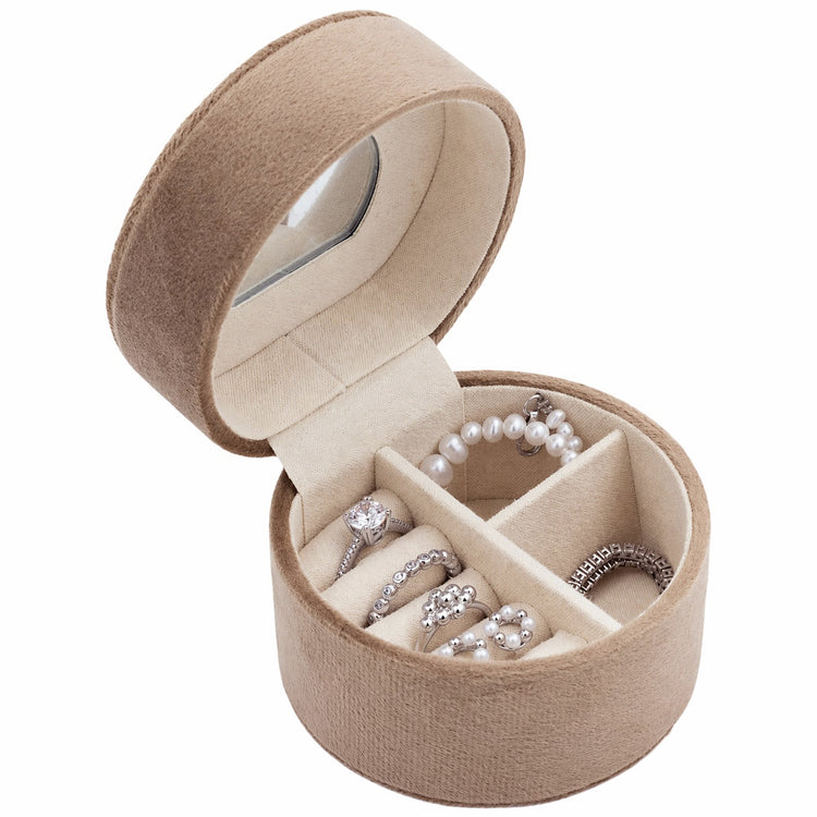 Runt smyckeskrin, litet för resor. Beige sammet med spegel i locket.