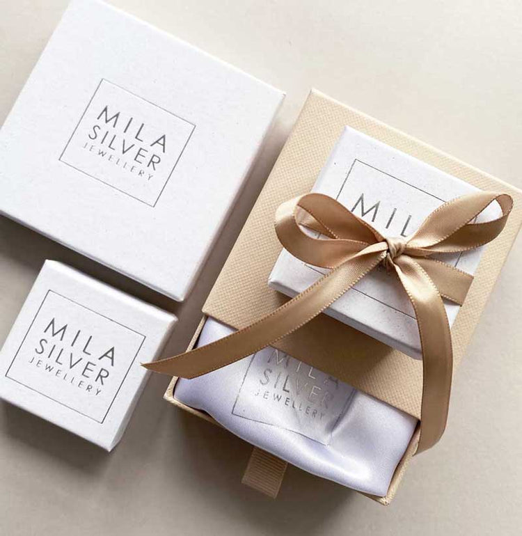 Diamond cross pendant, 18k gold