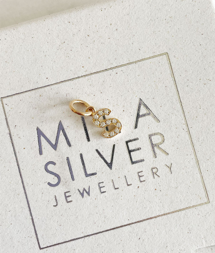 BOKSTAVSBERLOCK utskuren 18k. guld med diamanter. Bokstaven S.