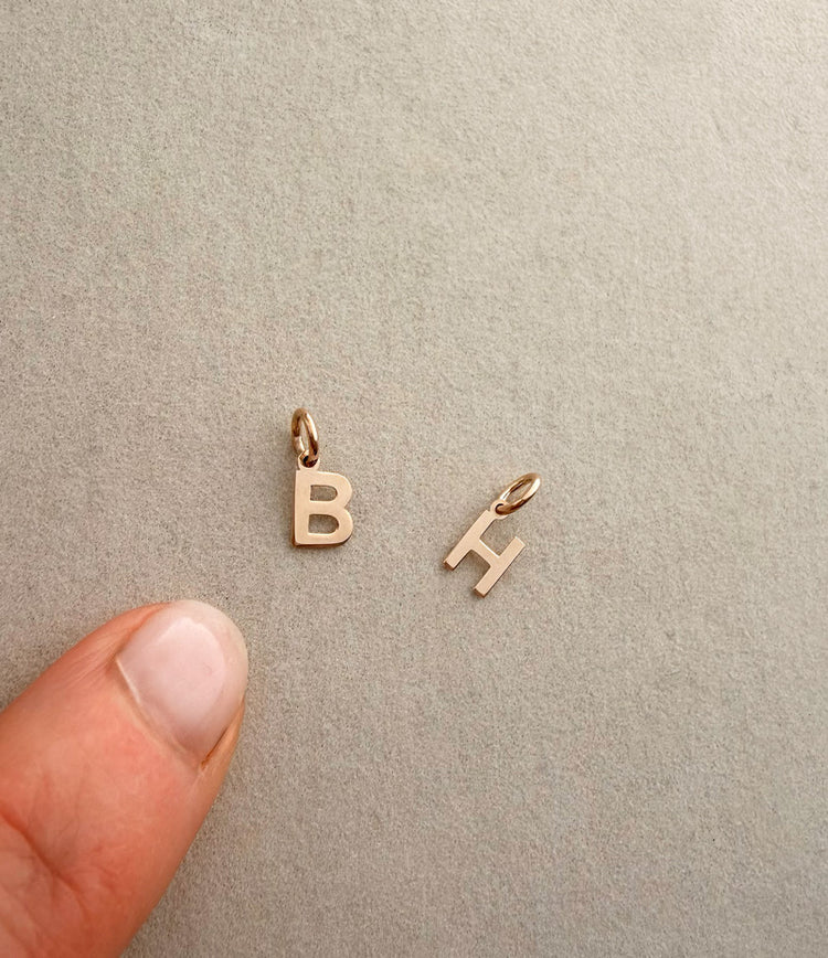 Bokstavsberlocker i 18k. guld. bokstav B och H.