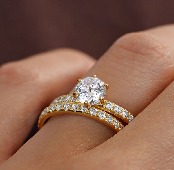 Vigselring och diamantring i set. Guldringar med diamanter.