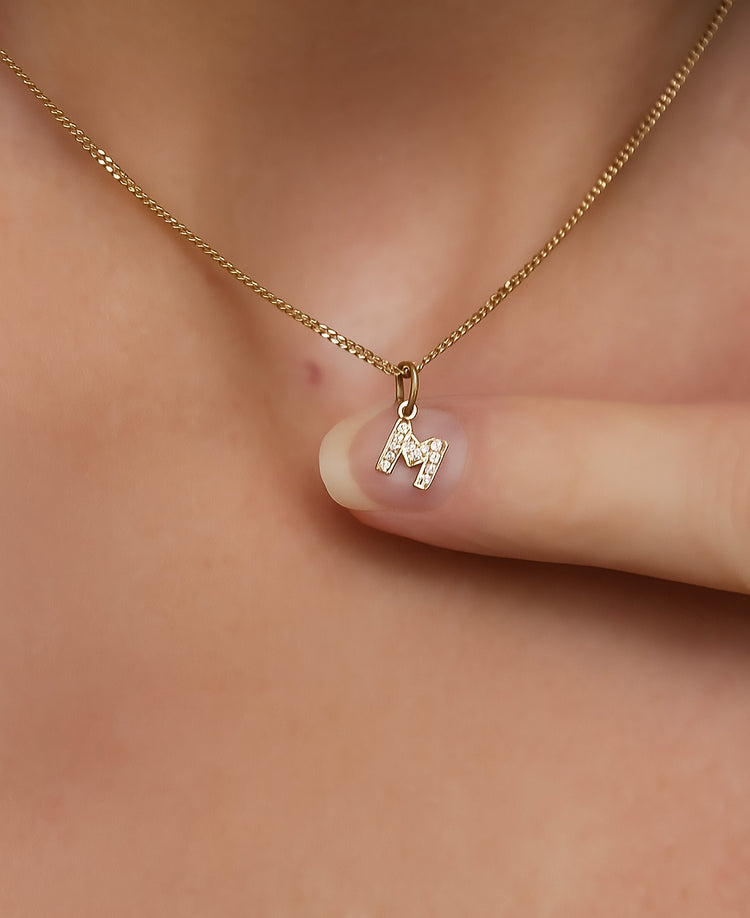 Bokstavsberlock i guld med diamanter i kedja - bokstav M