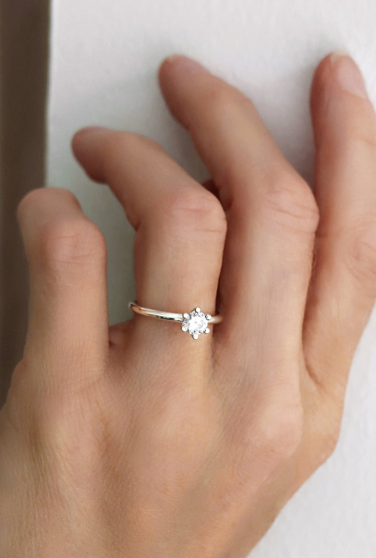 Vigselring eller förlovningsring med 0,5 ct rund diamant.