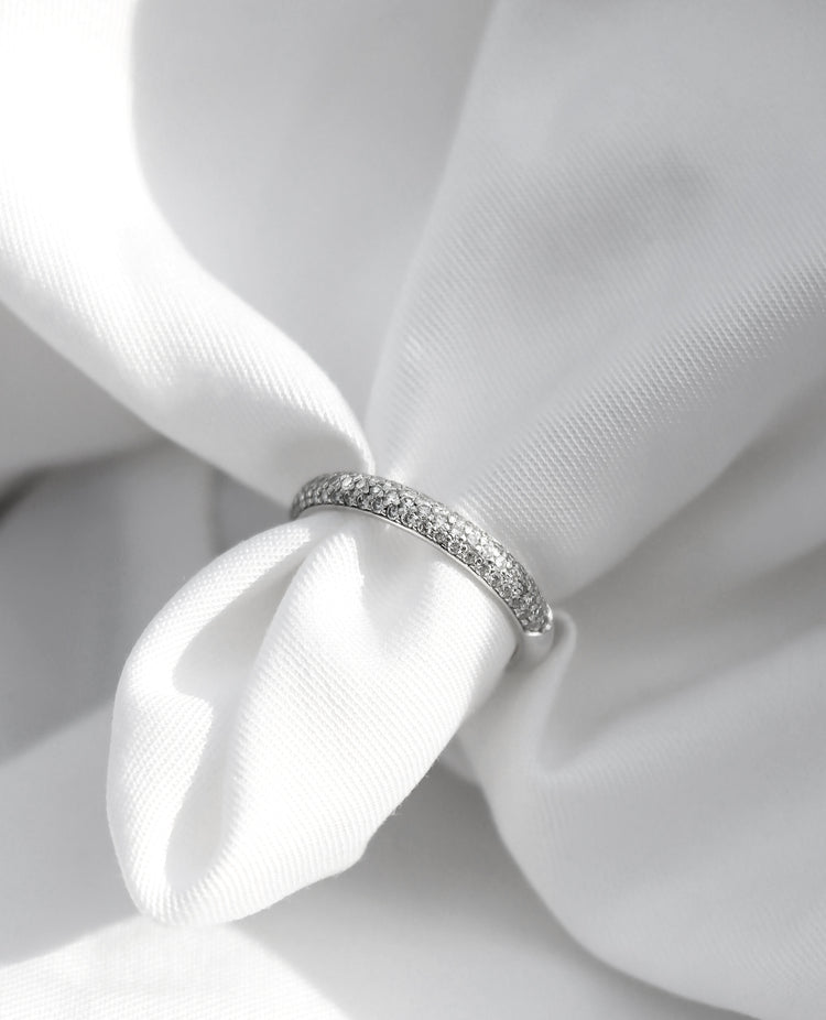 Alliansring i silver med många små diamanter.