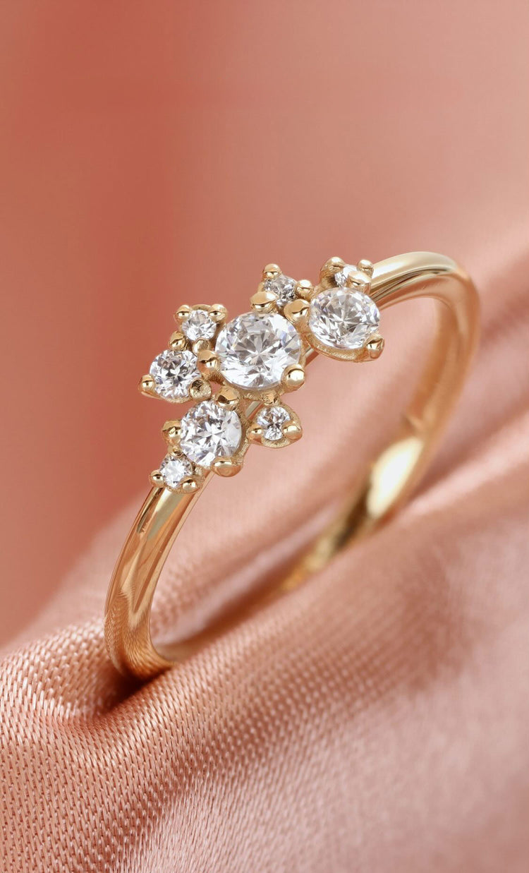 Diamantring i rödguld med nio diamanter i olika storlekar.