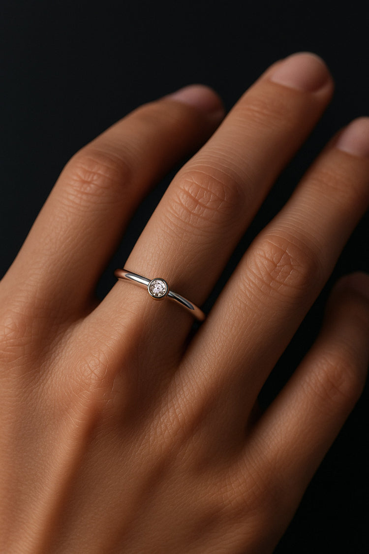 Silverring med diamant.