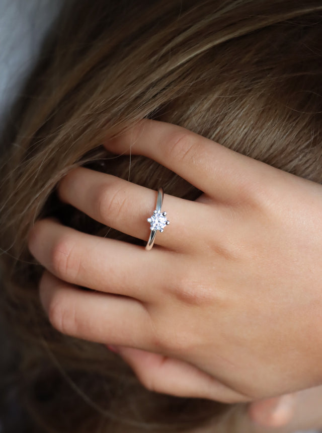 Förlovningsring i silver med stor diamant 0,5 ct.