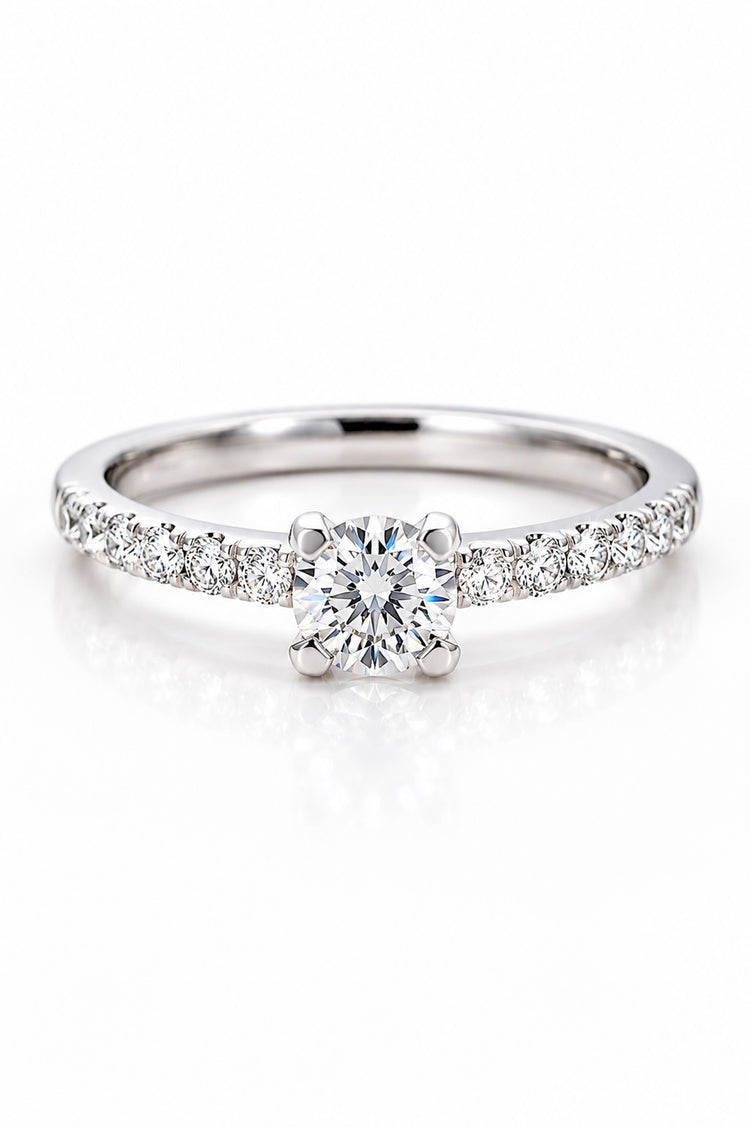 Förlovningsring i silver med diamanter.