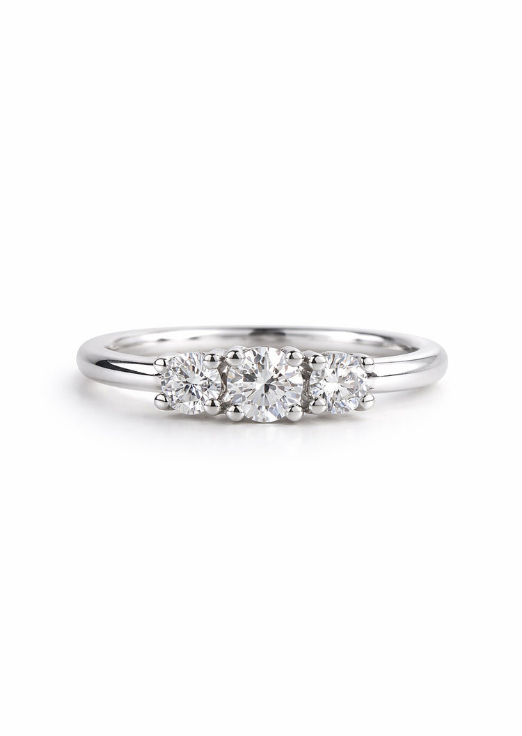 Trestensring med tre diamanter på rad. Silverring med diamanter till vigsel eller förlovning.