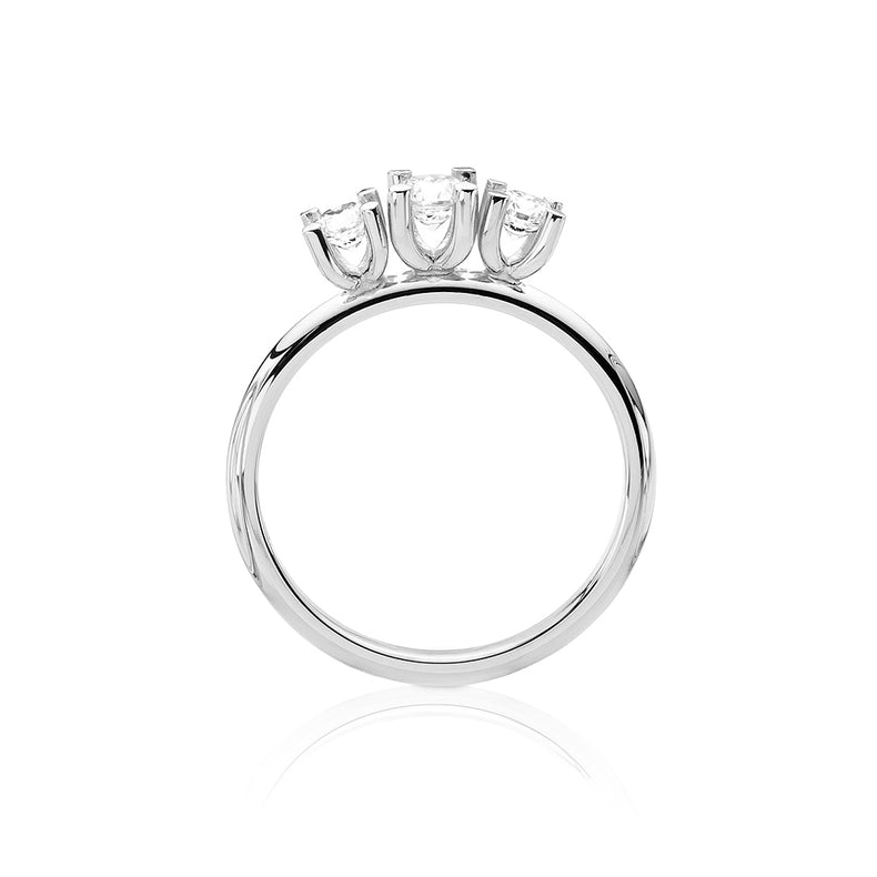 Trestensring med tre diamanter på rad. Silverring med diamanter till vigsel eller förlovning.