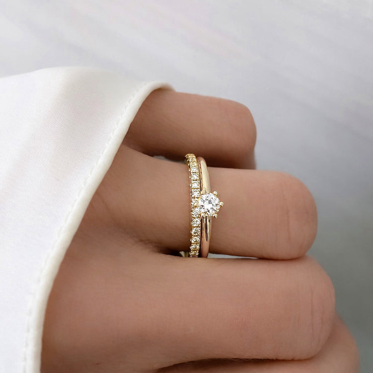 Ring set med vigselring och förlovningsring till dam. Guldringar med diamanter.