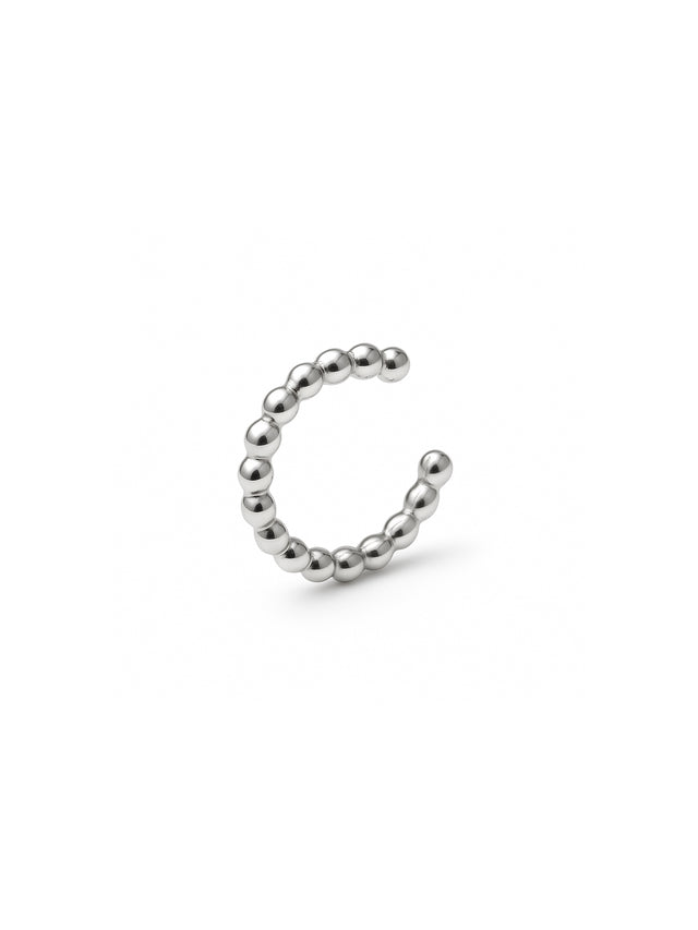 ear cuff i silver med små silverkulor.