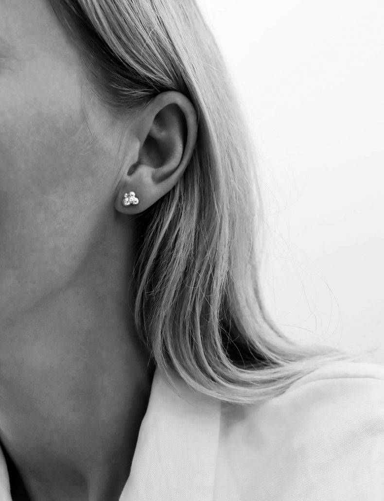 Små örhängen i silver med kulor.