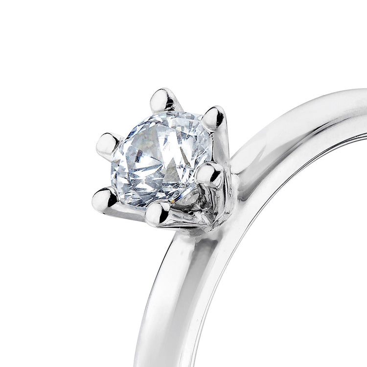 Briljantslipad diamant infattad i krona.