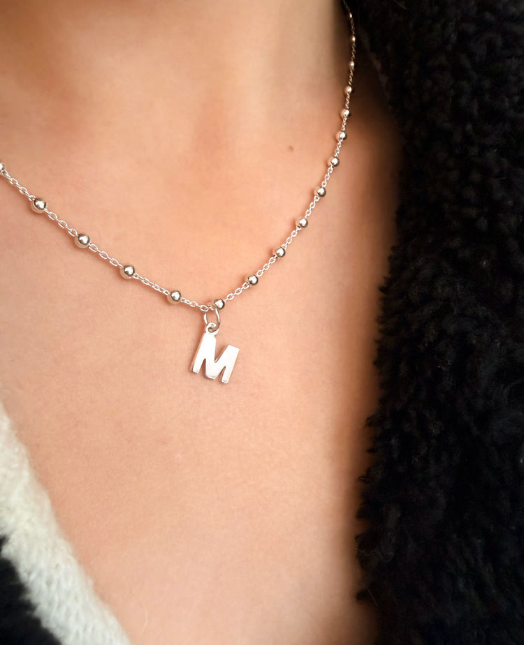 Halsband med kedja och bokstavsberlock i äkta silver.