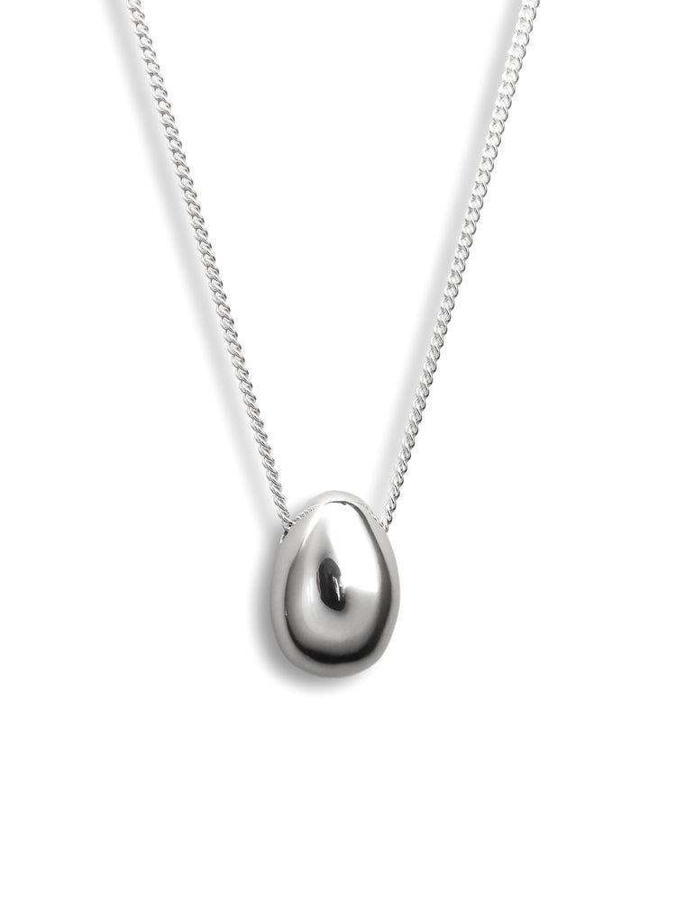 Halsband med ett silverägg i kedja.