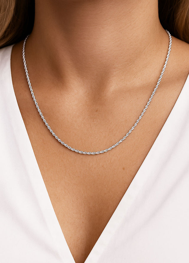 silverhalsband med rep-kedja på modell. tvinnad silverkedja 45 cm lång.