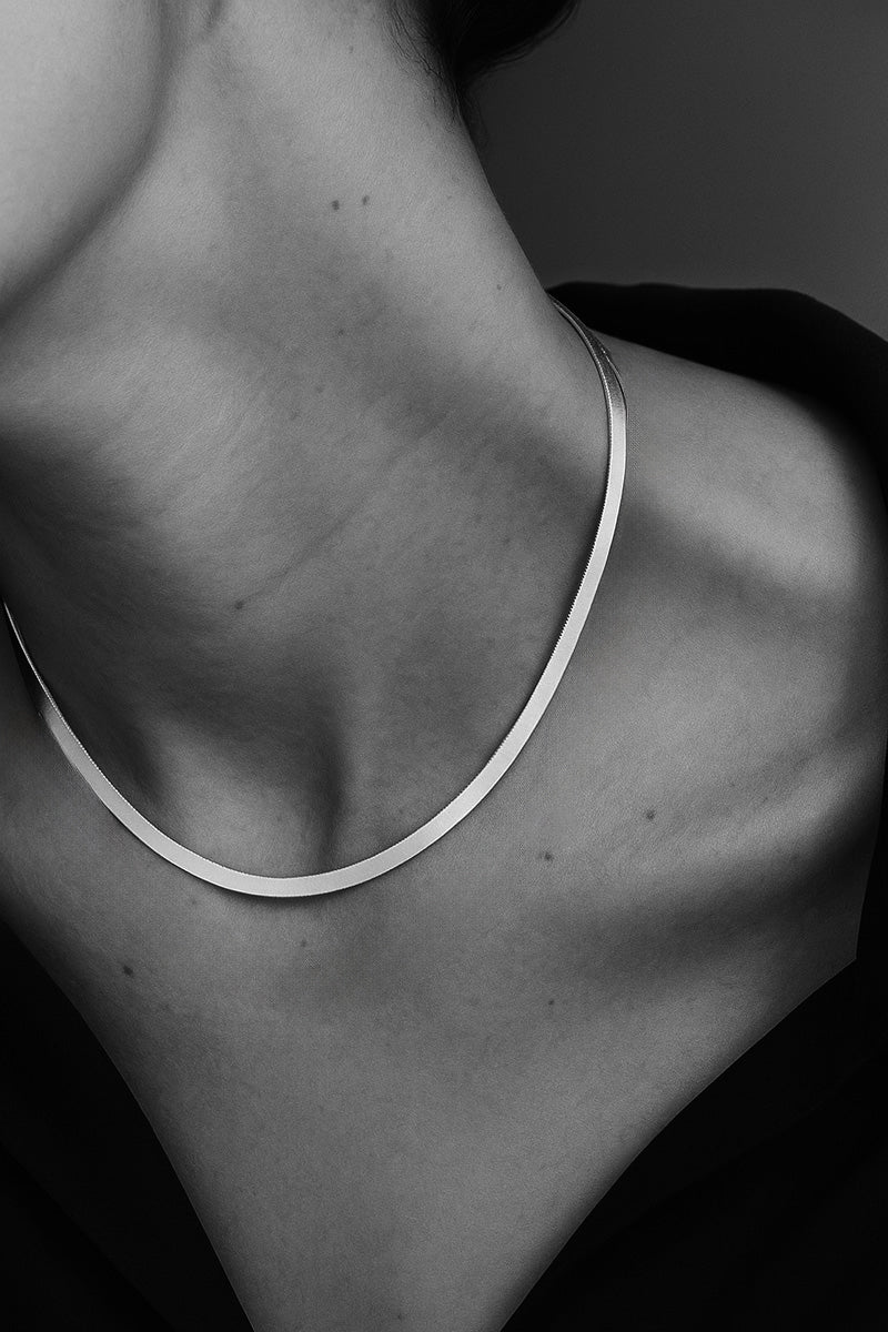 Halsband med platt silverkedja  / Snake Chain som är 43 cm kort.
