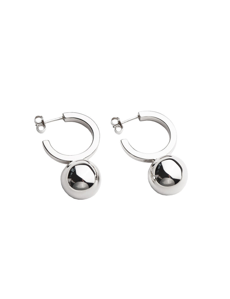 Örhängen i silver med hoop ringar och stora kulor.