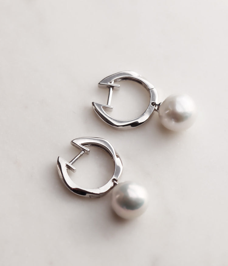 pärlörhängen med ringar i silver och hängande pärlor.