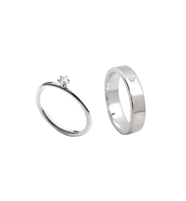 Ett set med vigsel/förlovningsring till henne och honom. En smal diamantring i silver med en diamant i krona och en bredare silverring med nedsänkt diamant.
