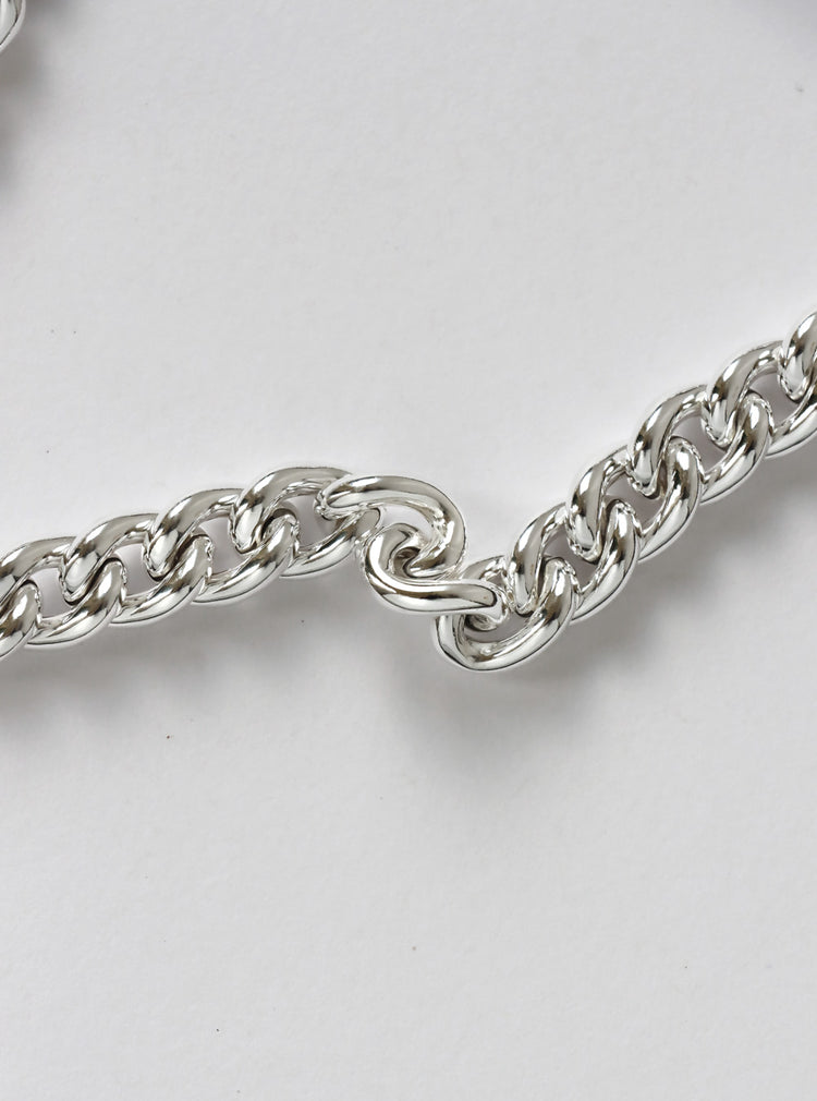 närbild på länkar i ett tjockt kedjehalsband