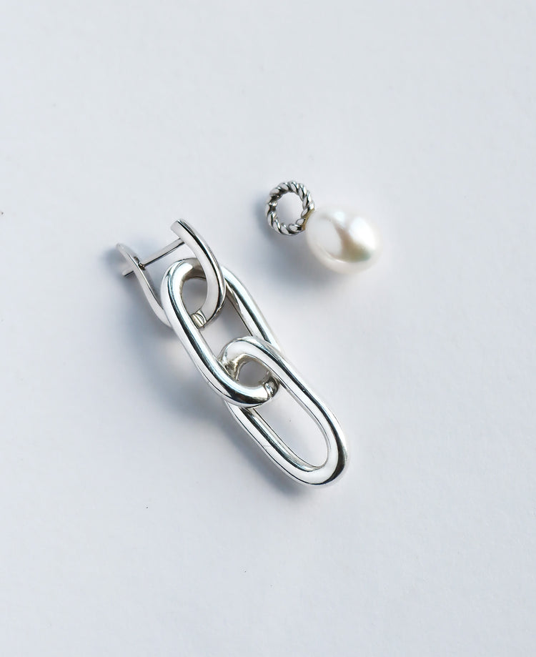 Örhänge i silver med kedjor och berlock med pärla som går att ta av.