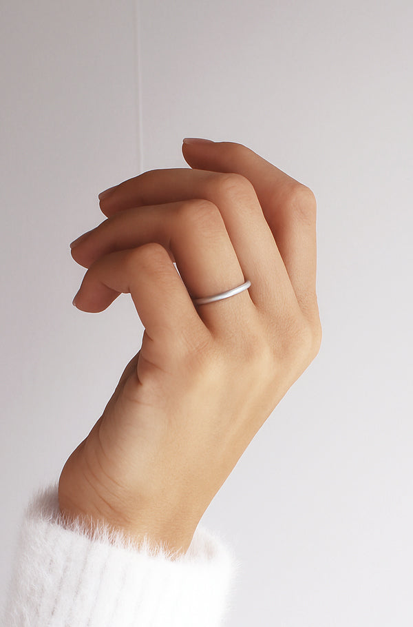 Matt silverring till dam.