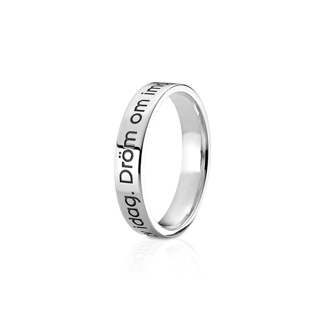 Silverring som är graverad på utsidan.