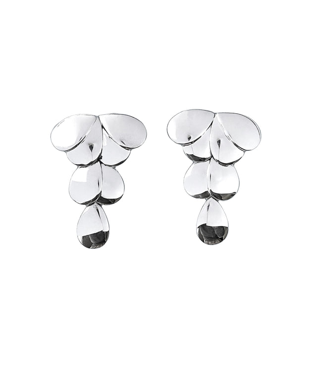 Stora silverörhängen med hängande vingar som är fästa omlott i lager.