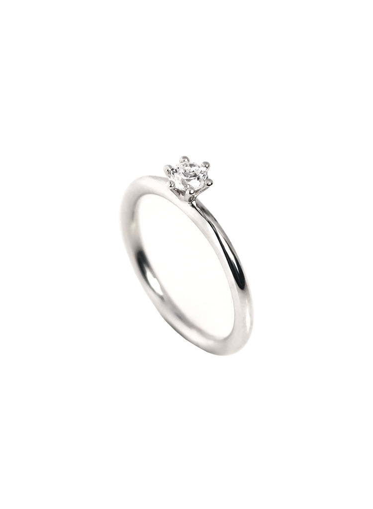 Diamantring med vit diamant i krona.