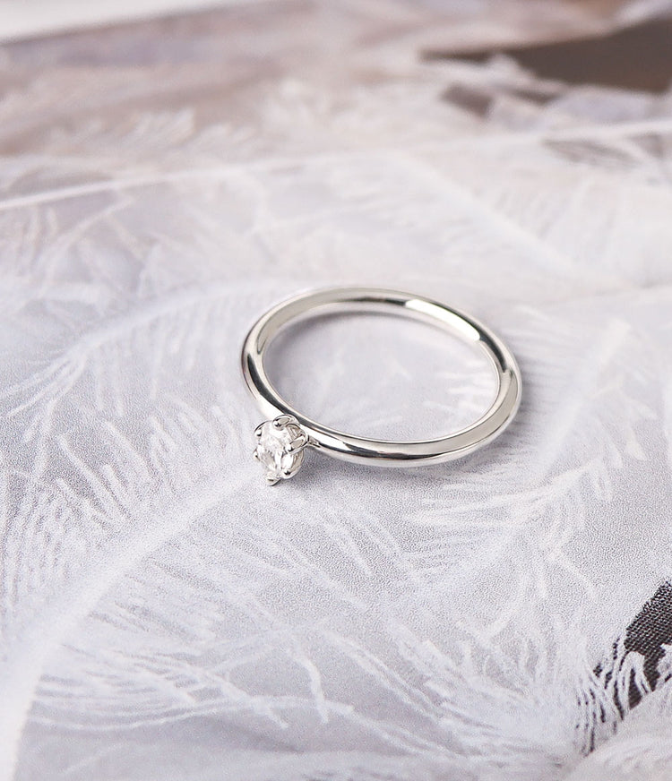 June Solitärring 0,25 ct ovaler Diamant | Trau- / Verlobungsring