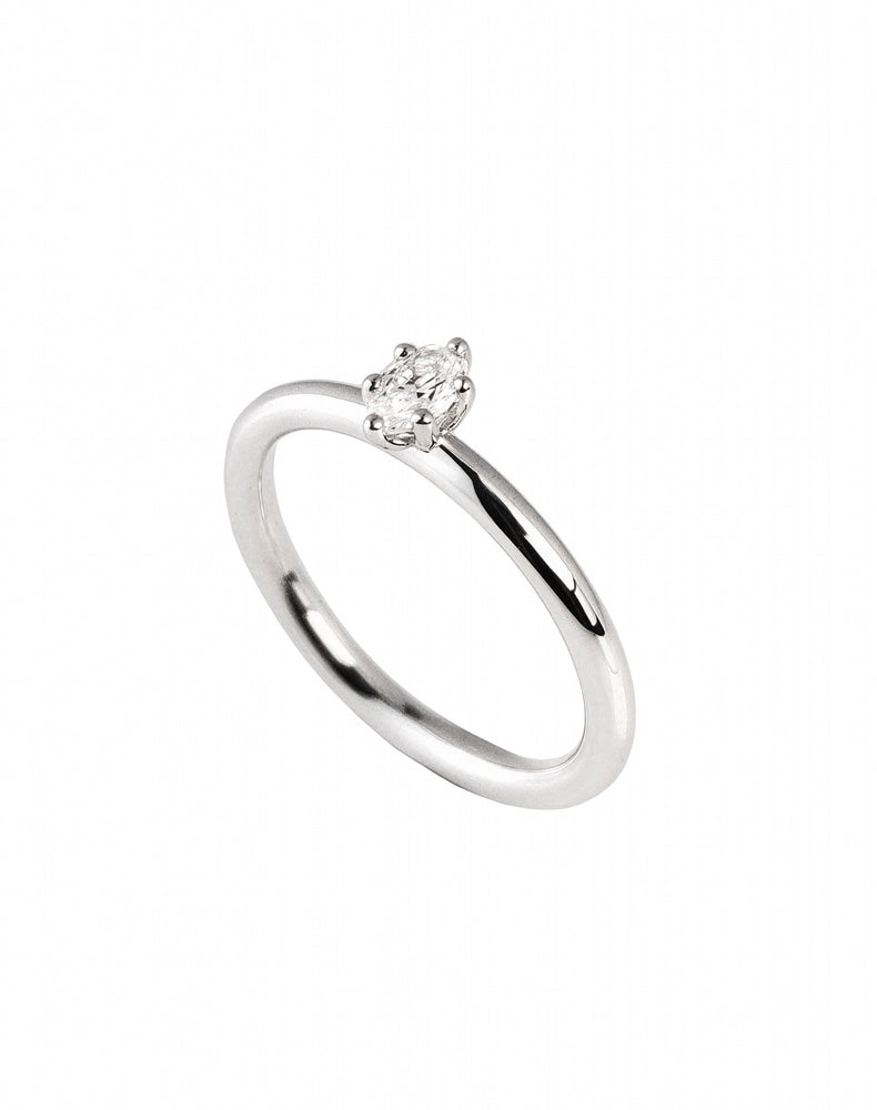 Diamantring med oval diamant 0,25 ct.