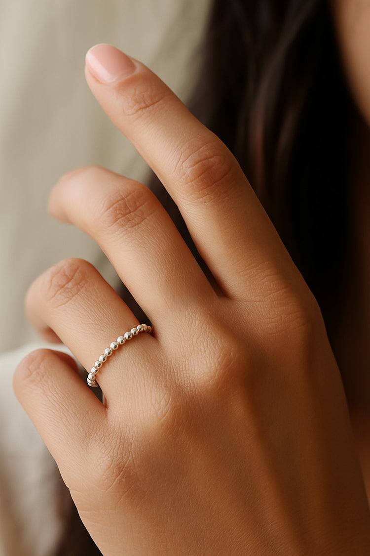 Smal silverring med kulor