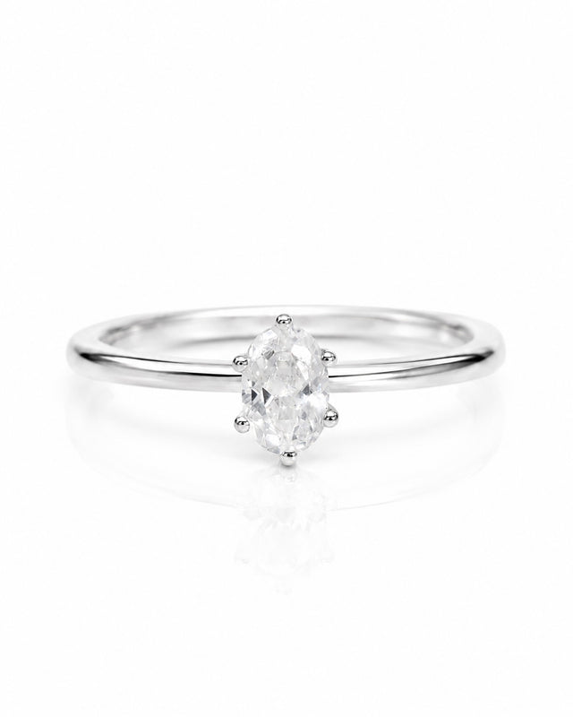 Förlovningsring i silver med oval diamant