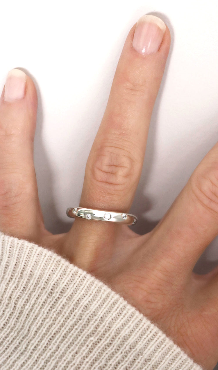 Silverring med fem diamanter.