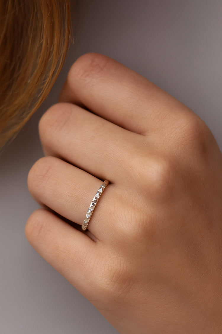 ring med små spetsar