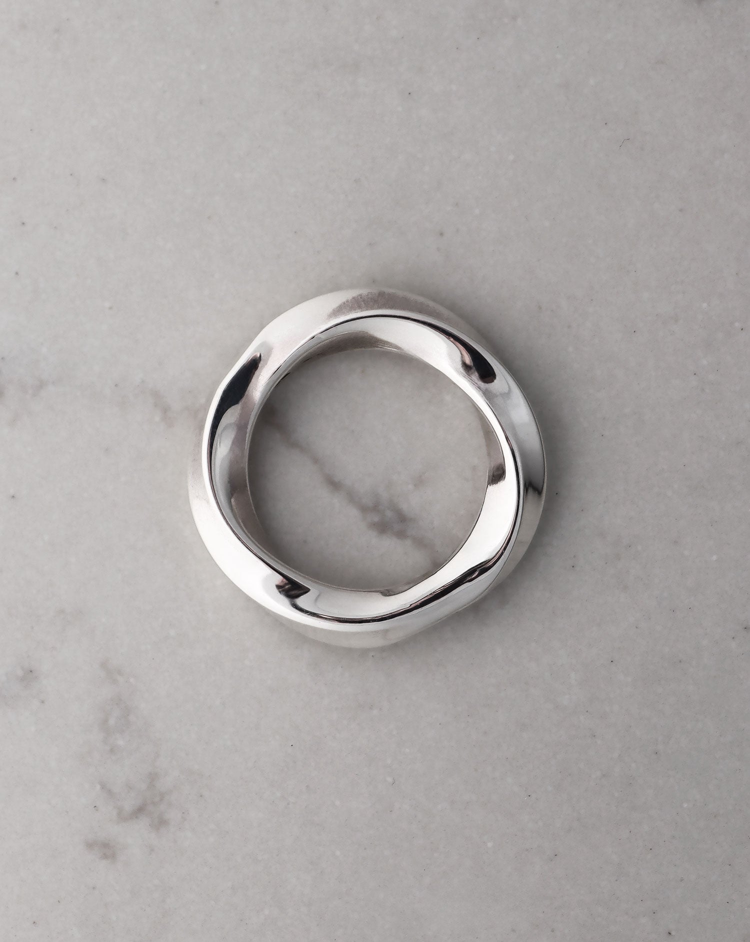 Silverring med vågig form.