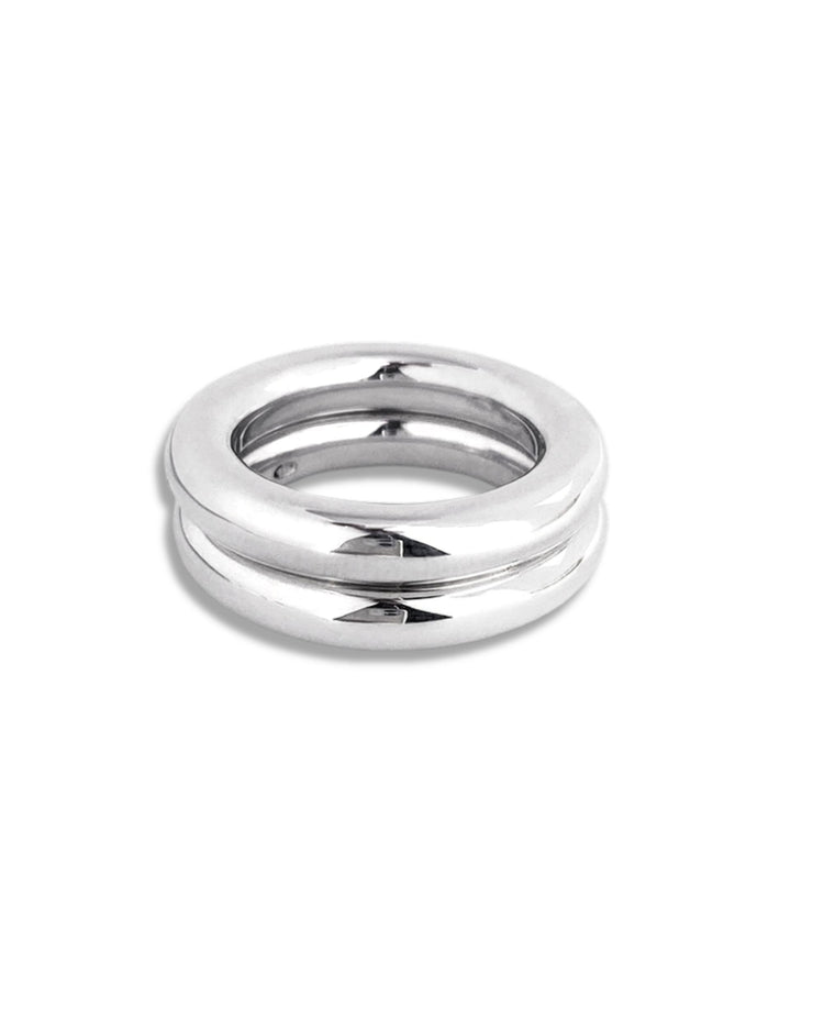 Ring stack med två massiva silverringar i kombination.